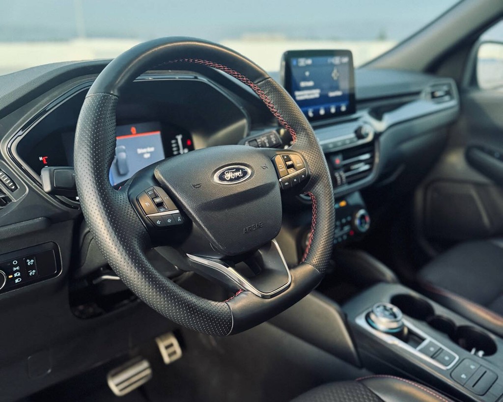 Ford Escape Vehicle Full-screen Gallery Image 17