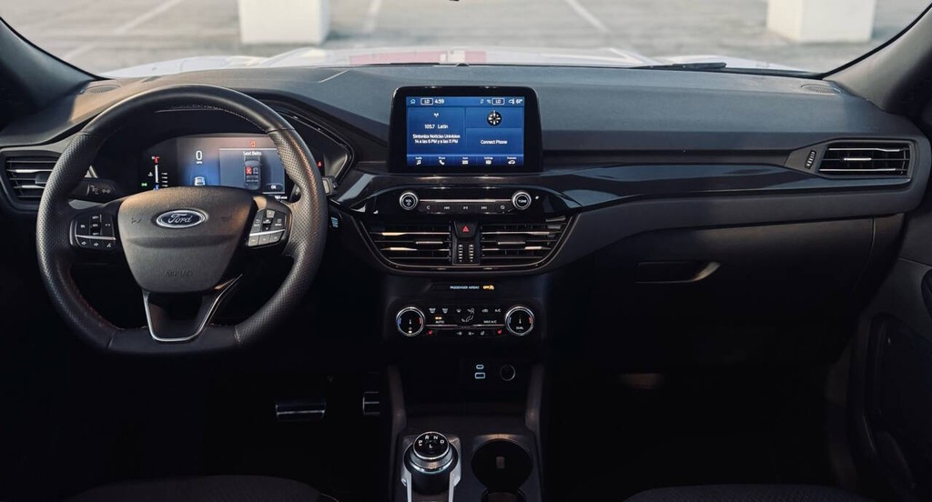 Ford Escape Vehicle Full-screen Gallery Image 18