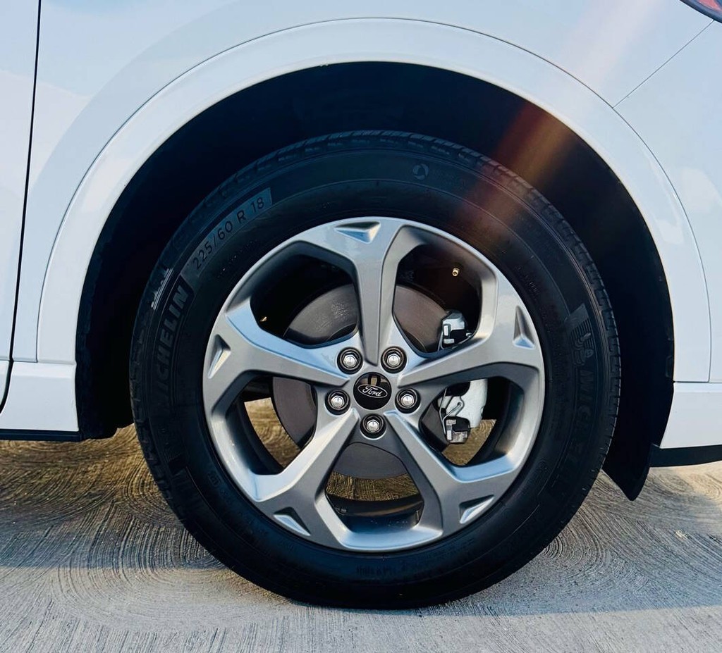 Ford Escape Vehicle Full-screen Gallery Image 31