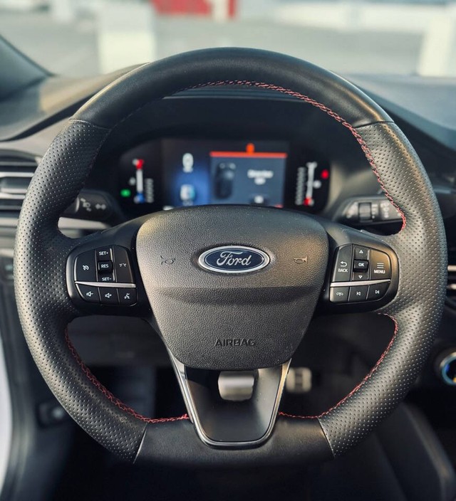 Ford Escape Vehicle Full-screen Gallery Image 13