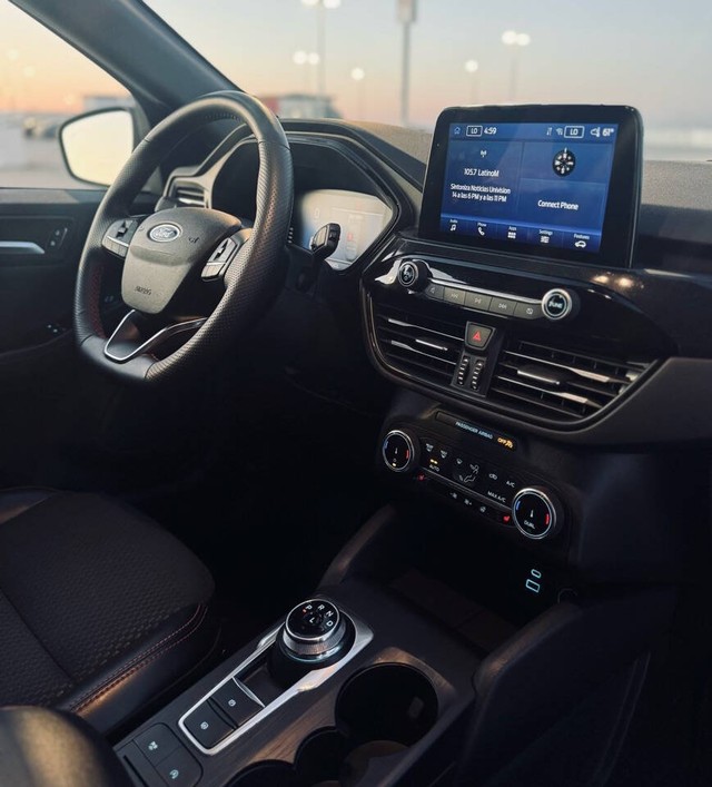 Ford Escape Vehicle Full-screen Gallery Image 19