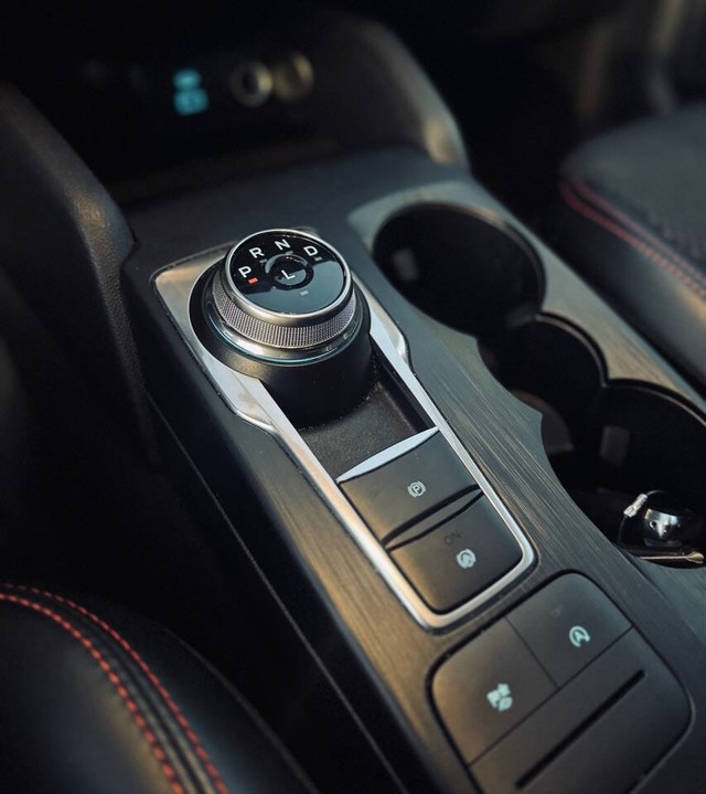 Ford Escape Vehicle Full-screen Gallery Image 21