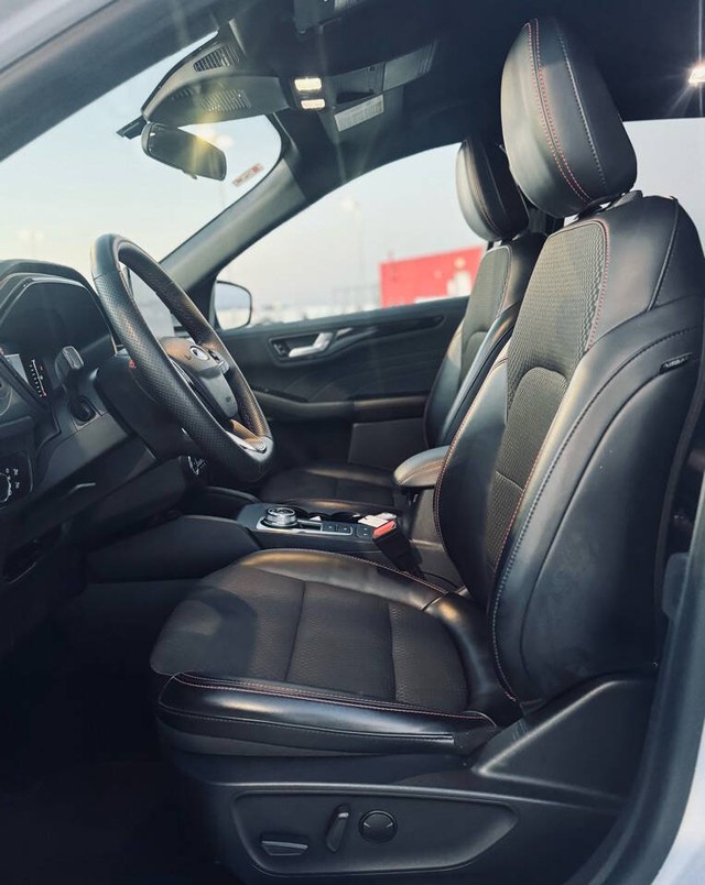 Ford Escape Vehicle Full-screen Gallery Image 22