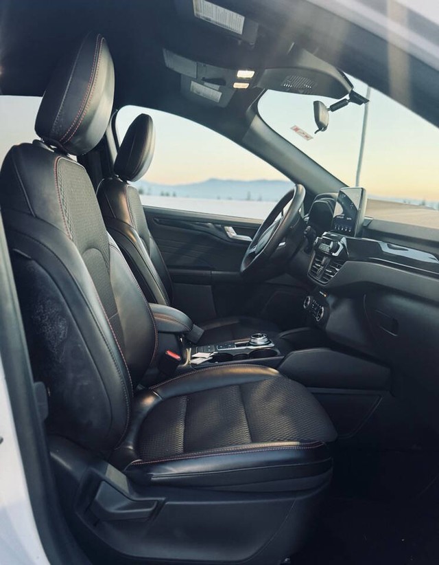 Ford Escape Vehicle Full-screen Gallery Image 23