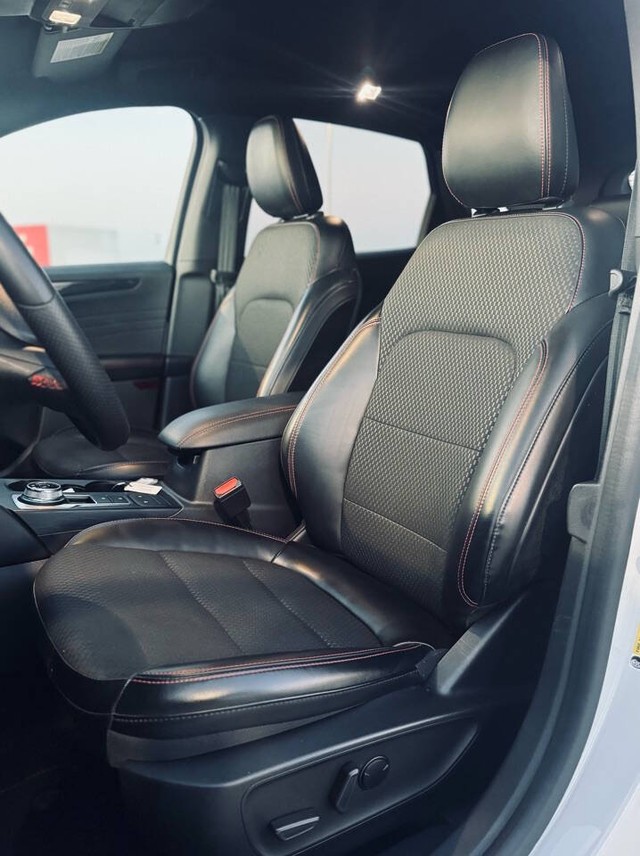 Ford Escape Vehicle Full-screen Gallery Image 24