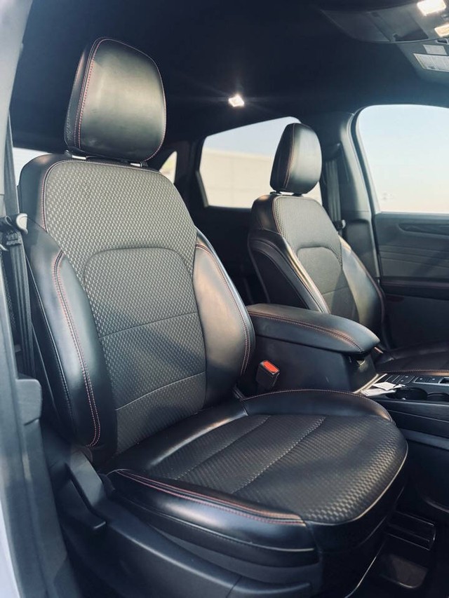 Ford Escape Vehicle Full-screen Gallery Image 25