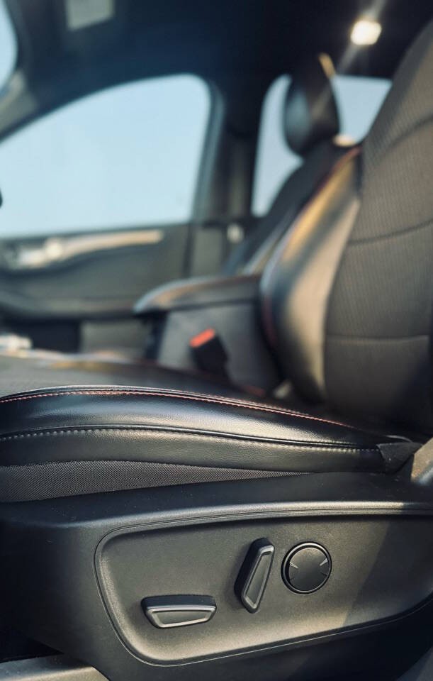 Ford Escape Vehicle Full-screen Gallery Image 26