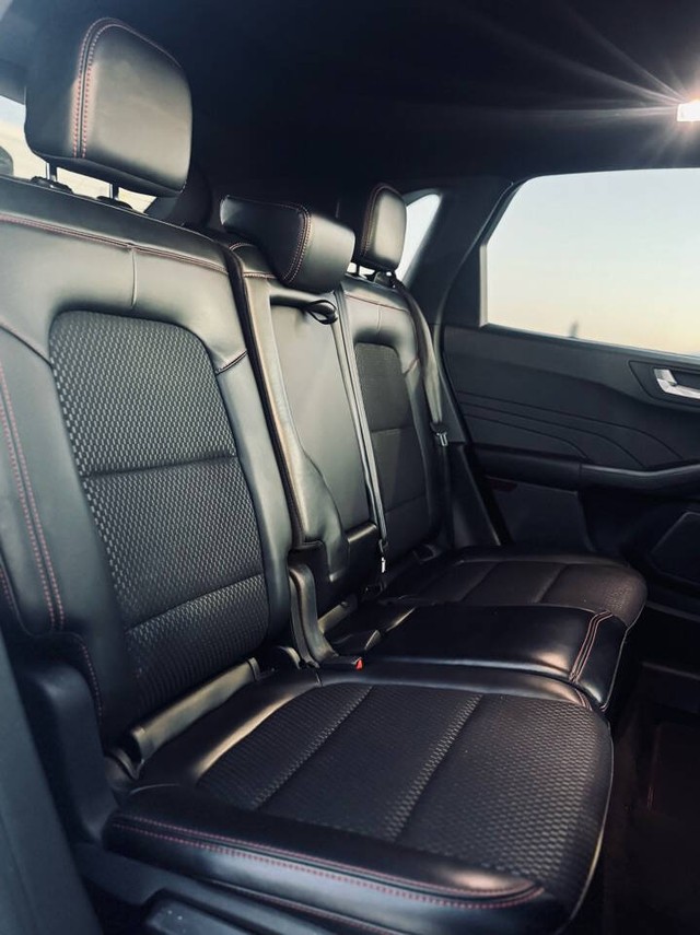 Ford Escape Vehicle Full-screen Gallery Image 27