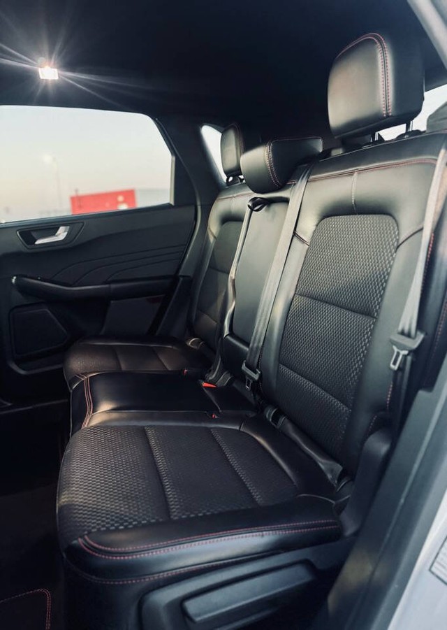 Ford Escape Vehicle Full-screen Gallery Image 28