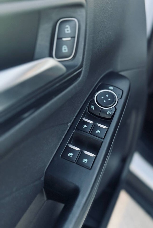 Ford Escape Vehicle Full-screen Gallery Image 30