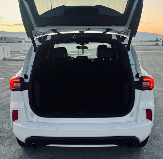 Ford Escape Vehicle Full-screen Gallery Image 32