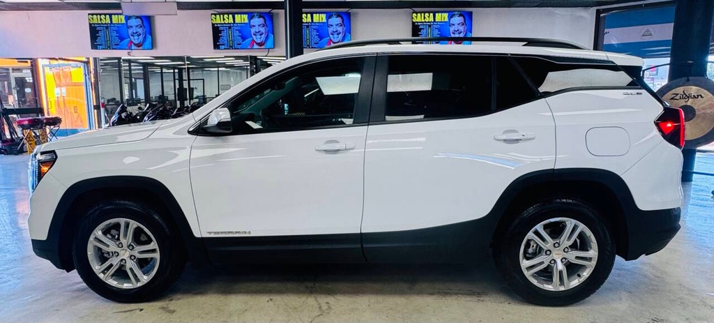 GMC Terrain Vehicle Full-screen Gallery Image 04