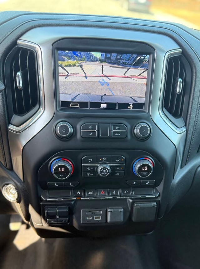 Chevrolet Silverado 1500 Vehicle Full-screen Gallery Image 11