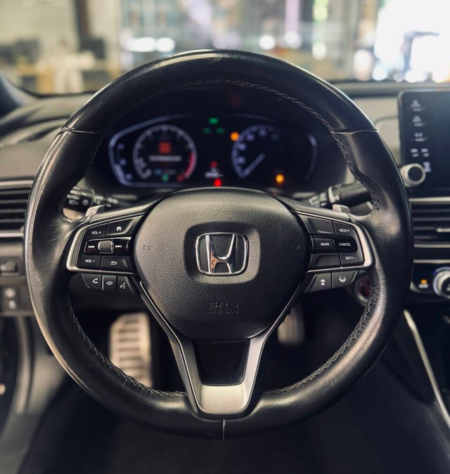 Honda Accord Sedan Vehicle Full-screen Gallery Image 11