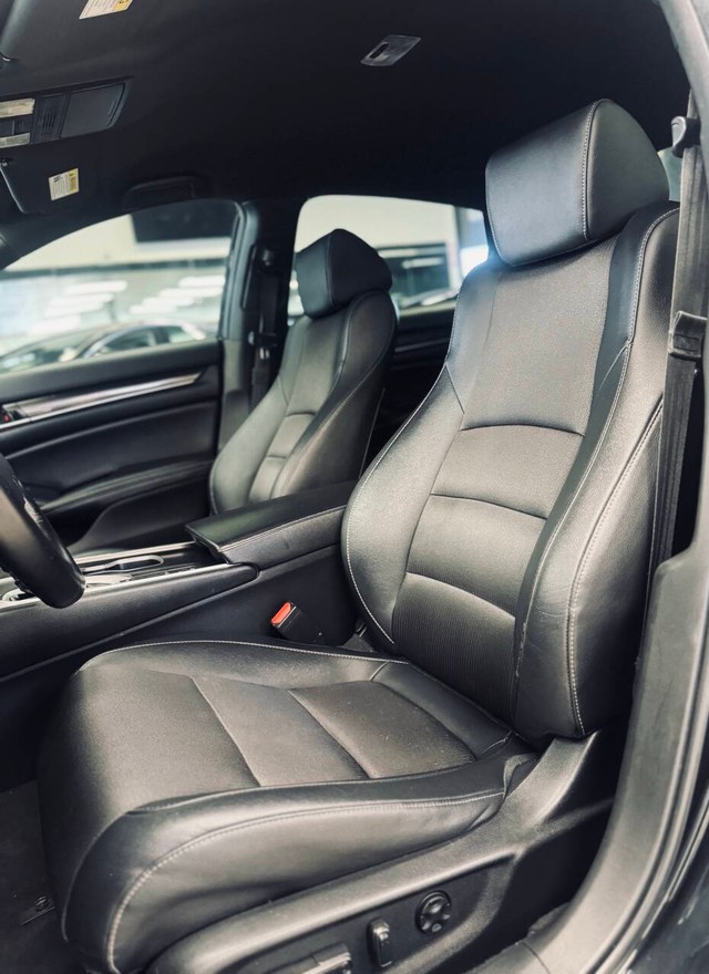 Honda Accord Sedan Vehicle Full-screen Gallery Image 14