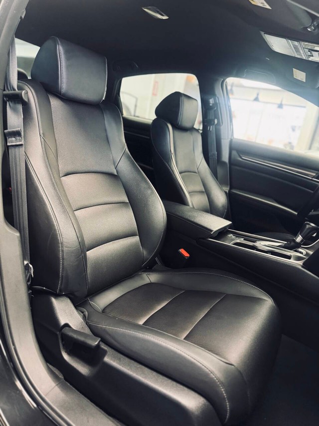 Honda Accord Sedan Vehicle Full-screen Gallery Image 15