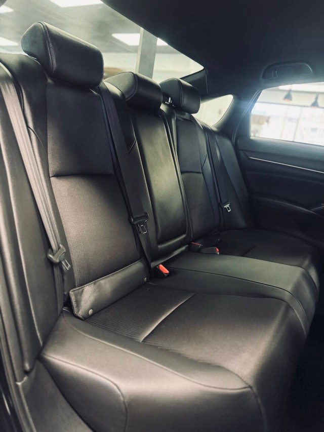 Honda Accord Sedan Vehicle Full-screen Gallery Image 16