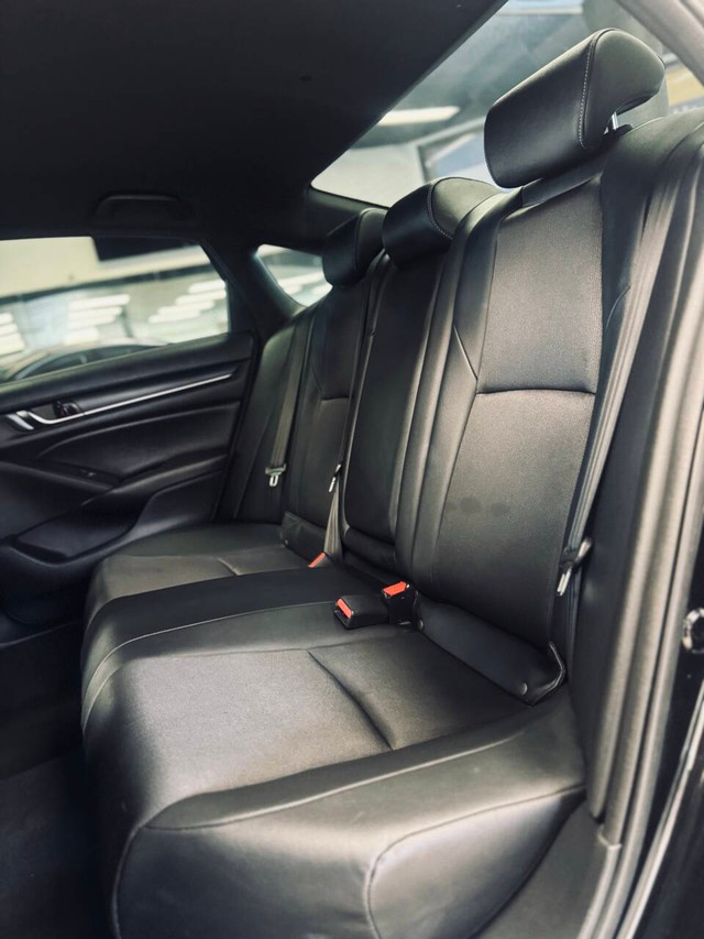 Honda Accord Sedan Vehicle Full-screen Gallery Image 17