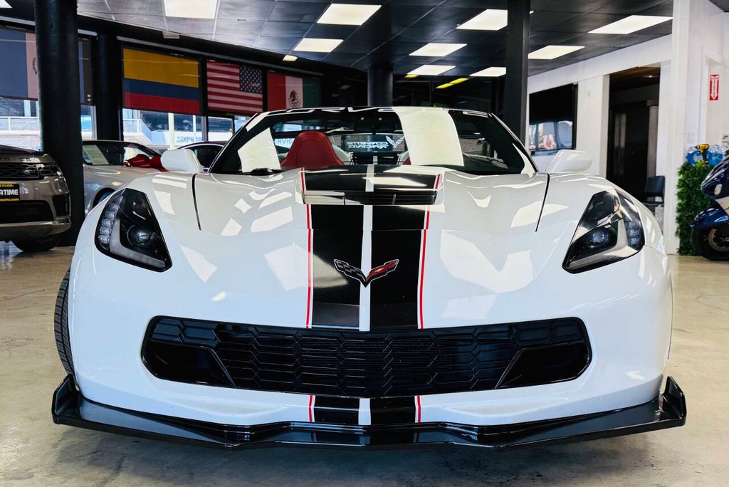 Chevrolet Corvette Vehicle Full-screen Gallery Image 02