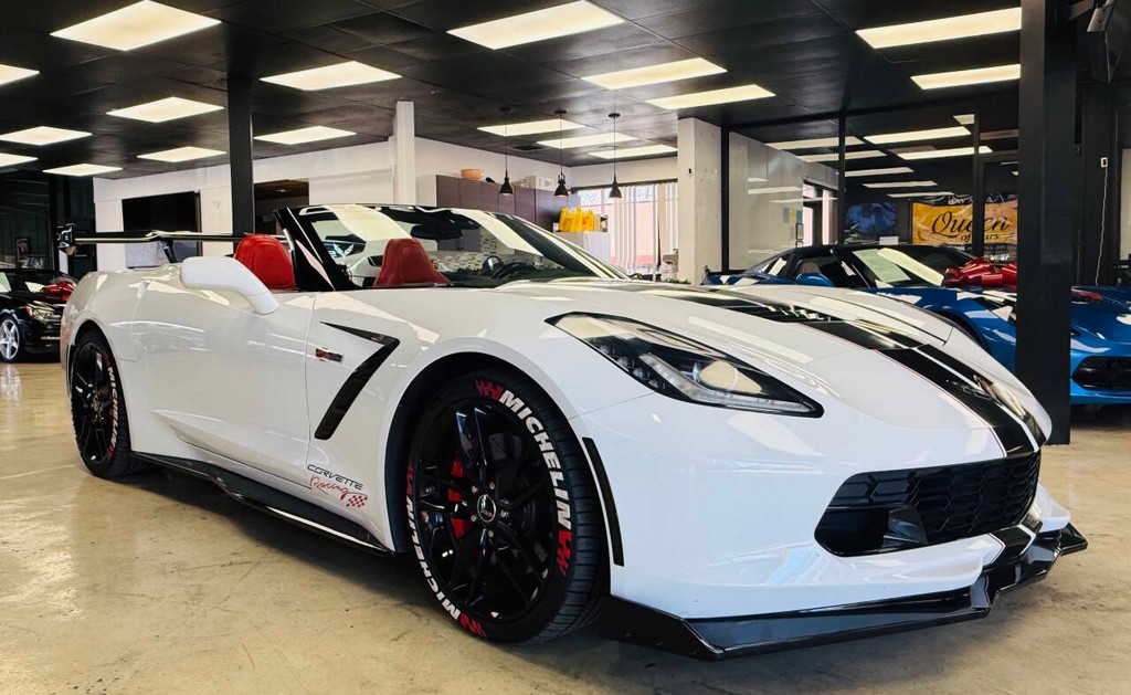 Chevrolet Corvette Vehicle Full-screen Gallery Image 03