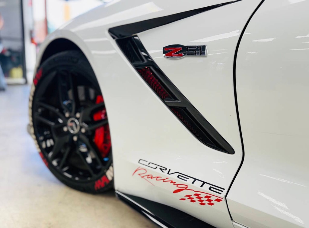 Chevrolet Corvette Vehicle Full-screen Gallery Image 04