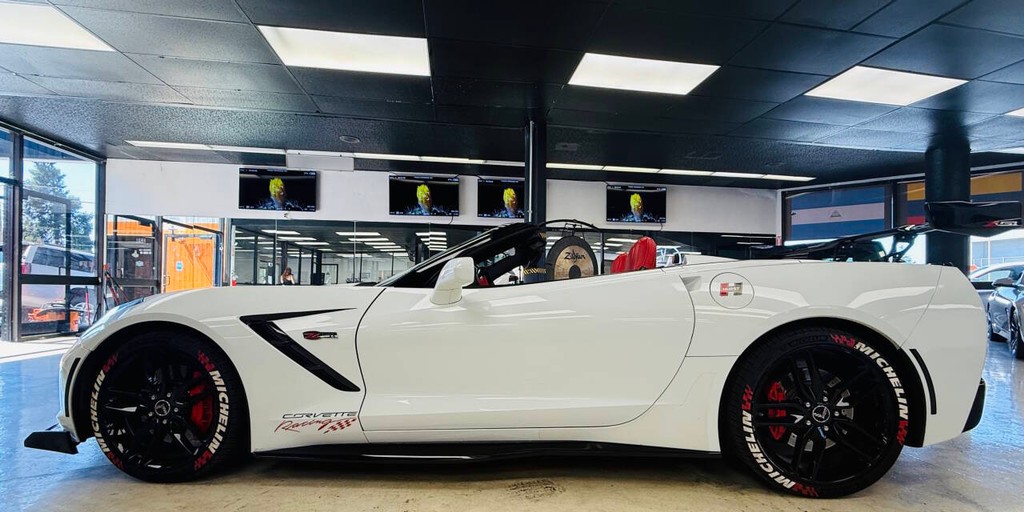 Chevrolet Corvette Vehicle Full-screen Gallery Image 05