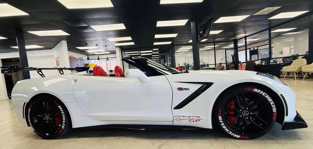 Chevrolet Corvette Vehicle Full-screen Gallery Image 08