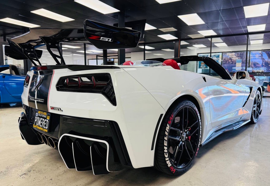 Chevrolet Corvette Vehicle Full-screen Gallery Image 10