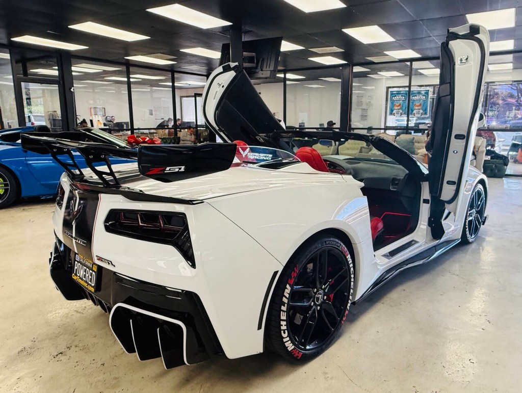 Chevrolet Corvette Vehicle Full-screen Gallery Image 17