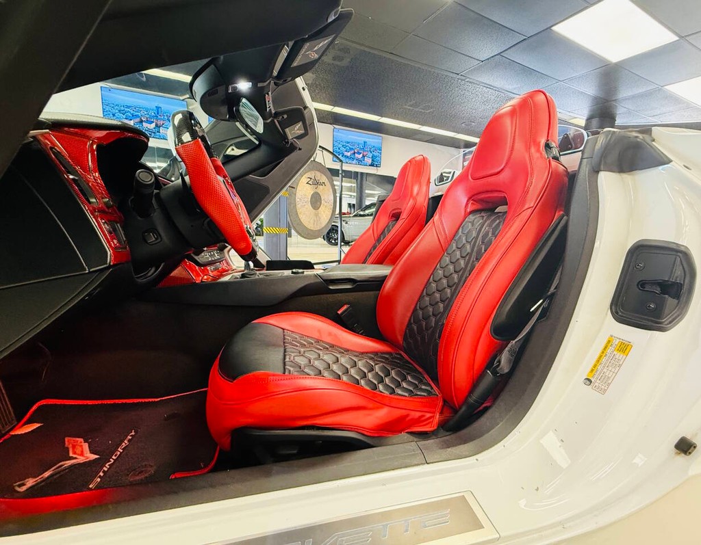 Chevrolet Corvette Vehicle Full-screen Gallery Image 20