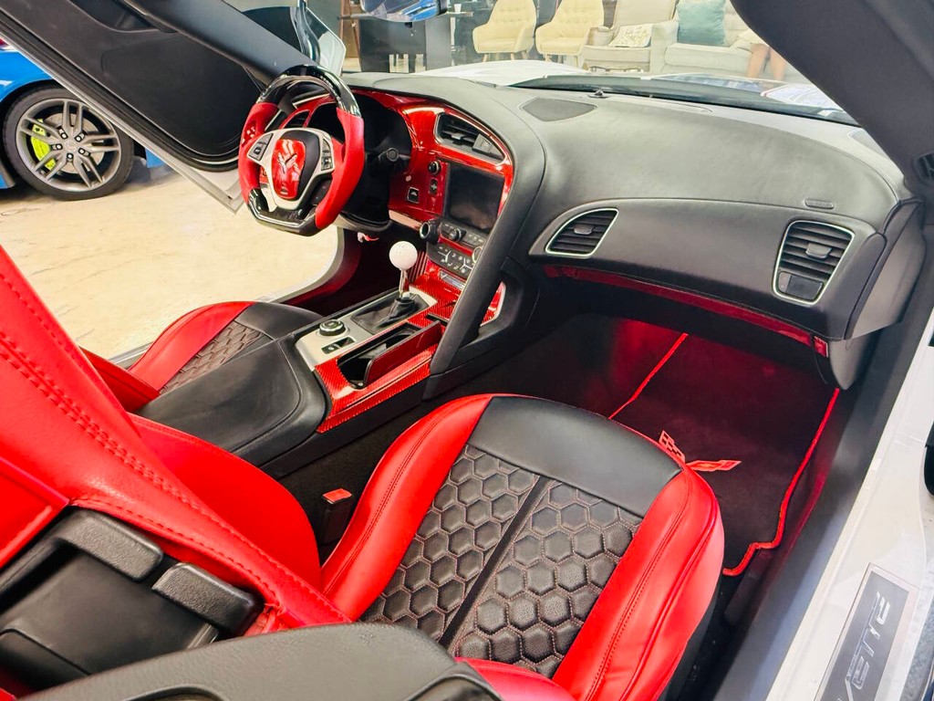 Chevrolet Corvette Vehicle Full-screen Gallery Image 22