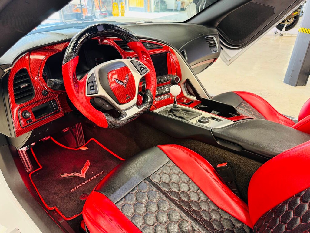 Chevrolet Corvette Vehicle Full-screen Gallery Image 23