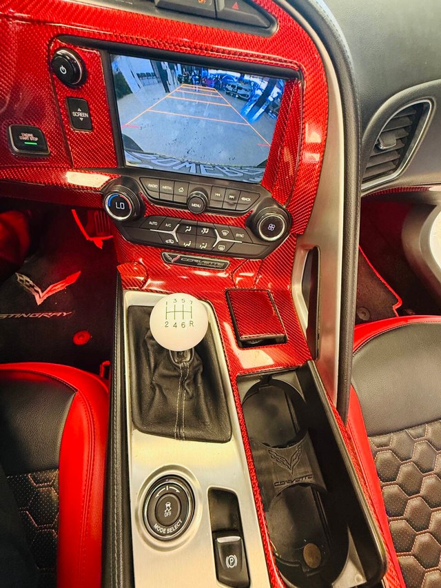 Chevrolet Corvette Vehicle Full-screen Gallery Image 24