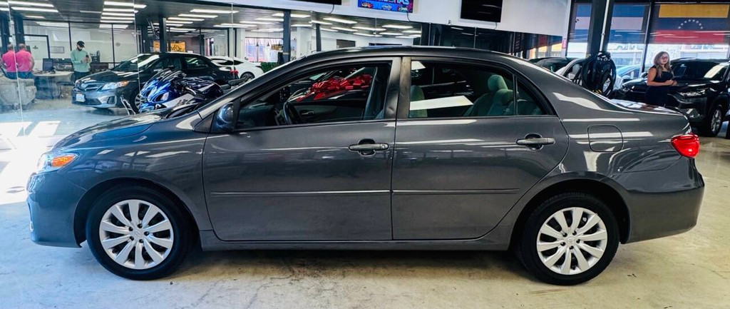 Toyota Corolla Vehicle Full-screen Gallery Image 04