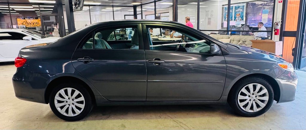 Toyota Corolla Vehicle Full-screen Gallery Image 05