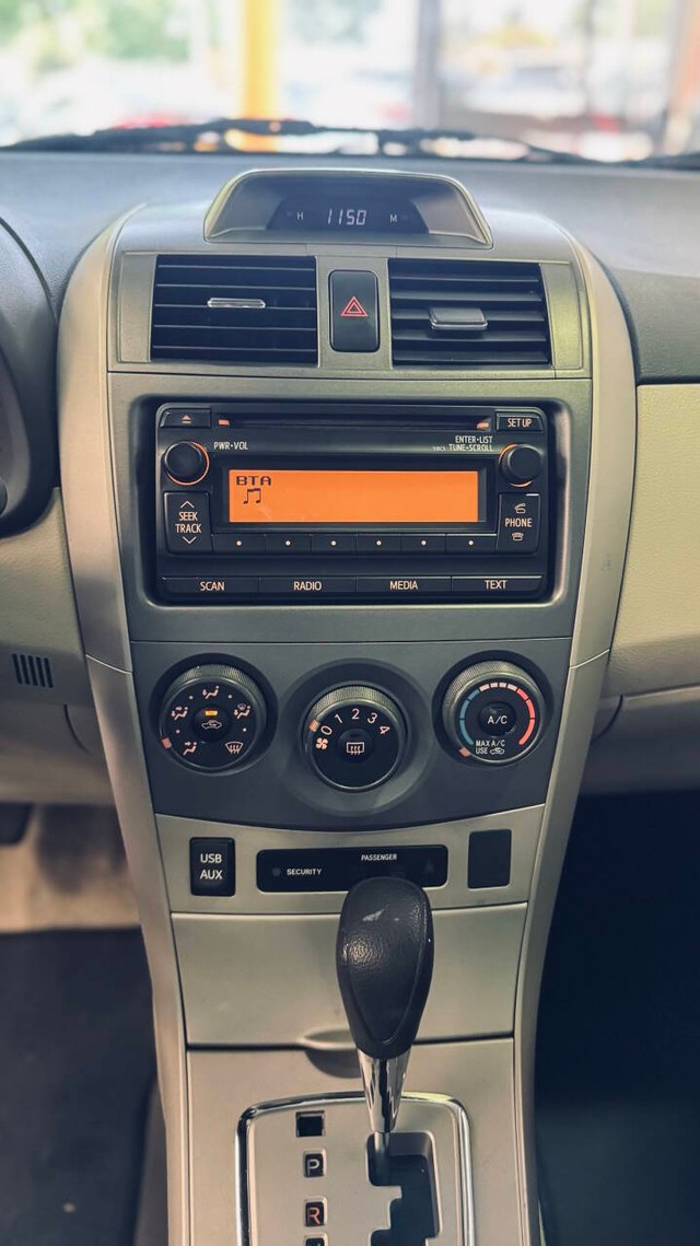 Toyota Corolla Vehicle Full-screen Gallery Image 11