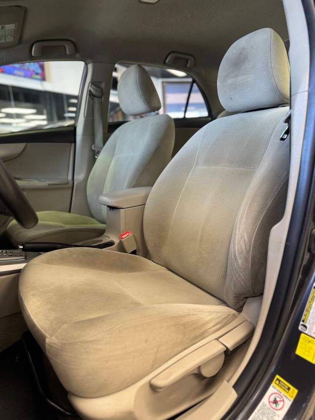 Toyota Corolla Vehicle Full-screen Gallery Image 12