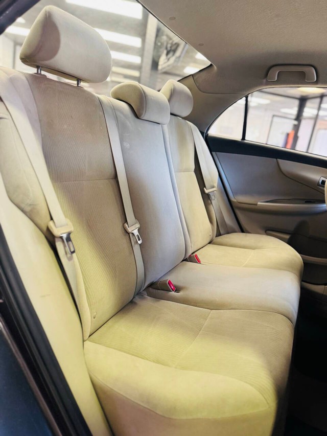 Toyota Corolla Vehicle Full-screen Gallery Image 13