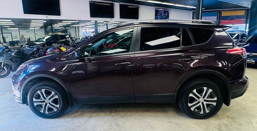 Toyota RAV4 Vehicle Full-screen Gallery Image 04