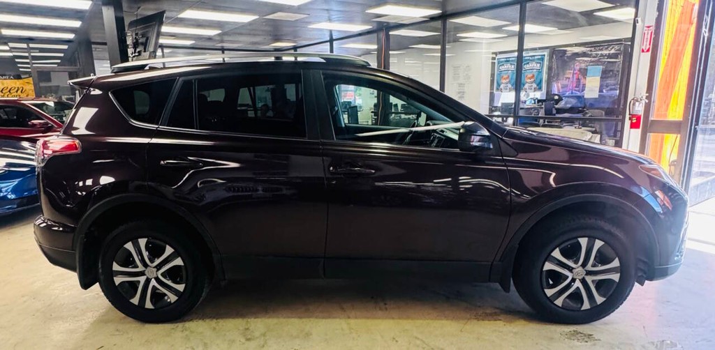 Toyota RAV4 Vehicle Full-screen Gallery Image 05