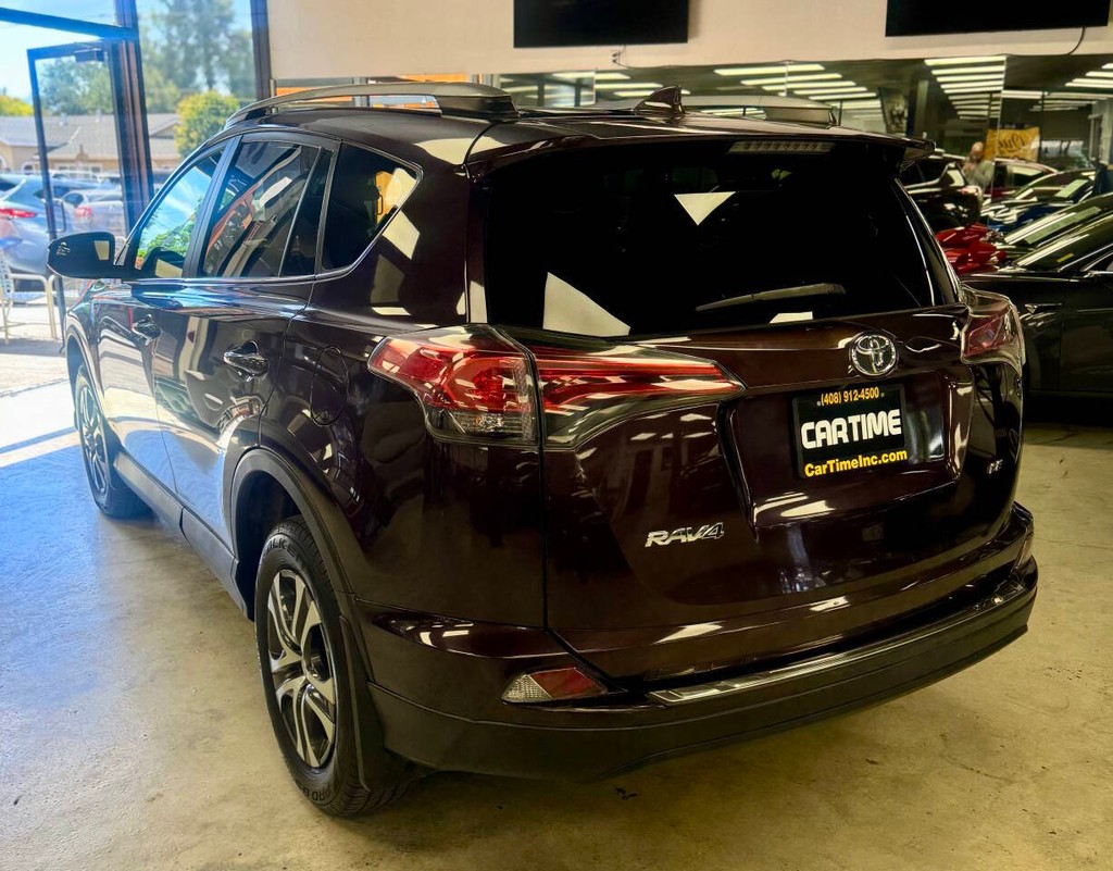 Toyota RAV4 Vehicle Full-screen Gallery Image 06