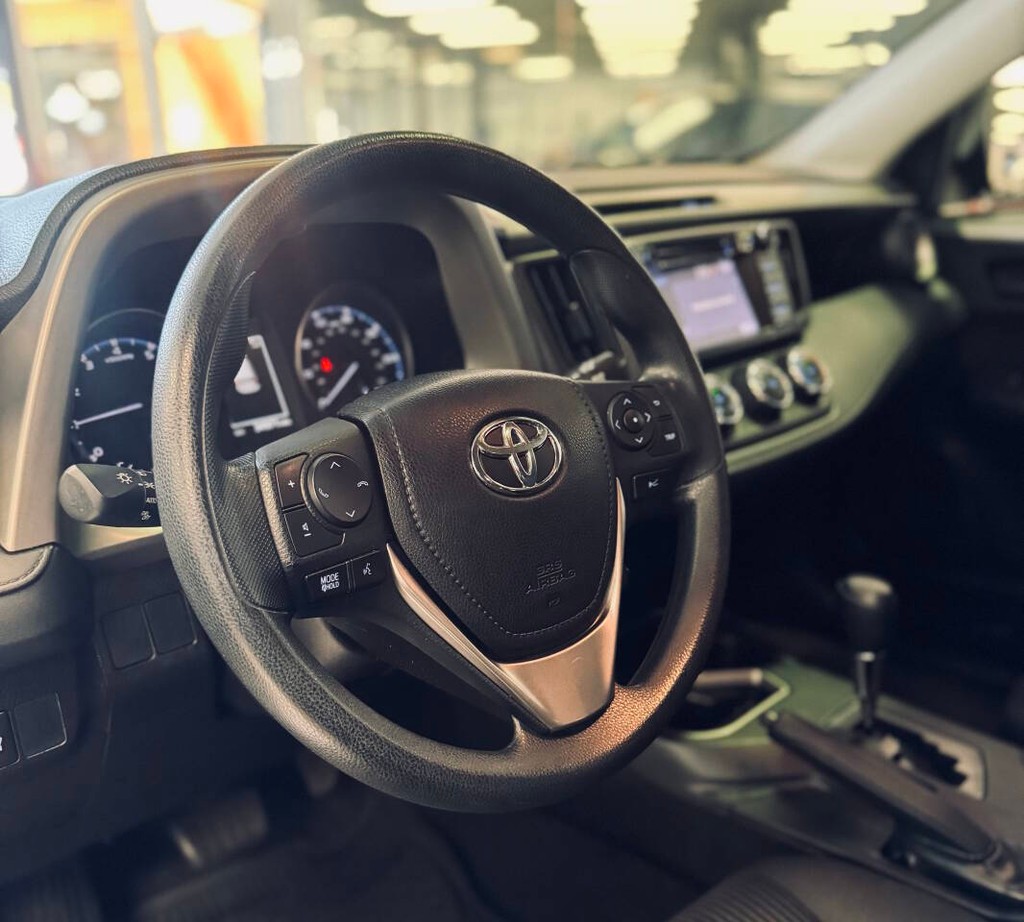 Toyota RAV4 Vehicle Full-screen Gallery Image 10