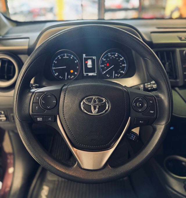 Toyota RAV4 Vehicle Full-screen Gallery Image 09