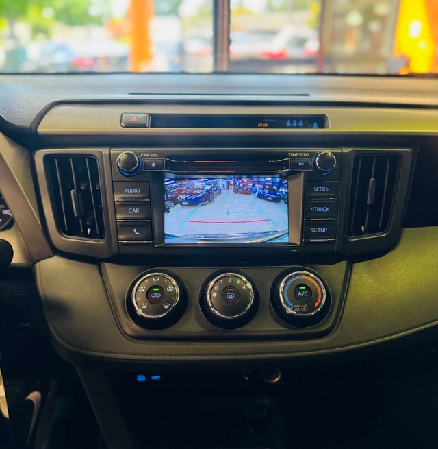 Toyota RAV4 Vehicle Full-screen Gallery Image 11