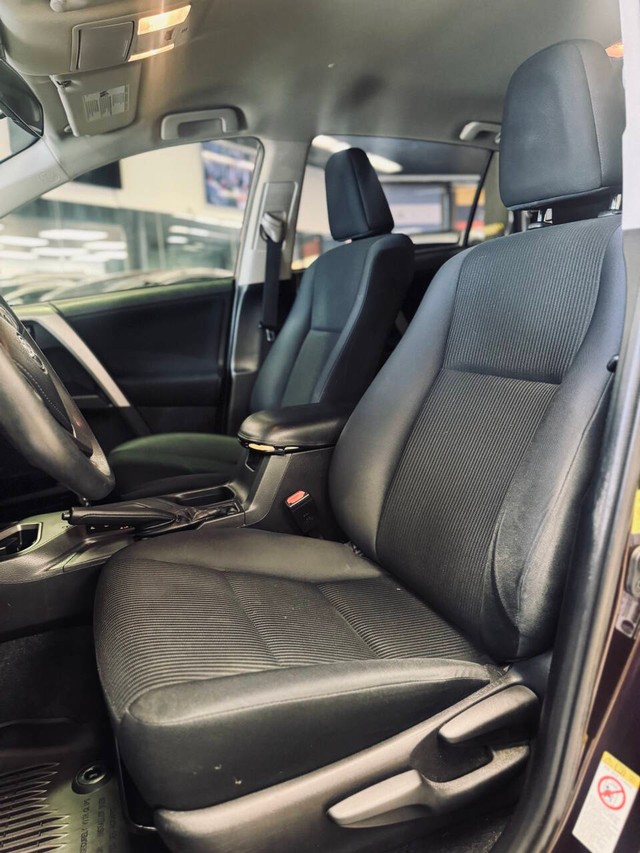 Toyota RAV4 Vehicle Full-screen Gallery Image 12