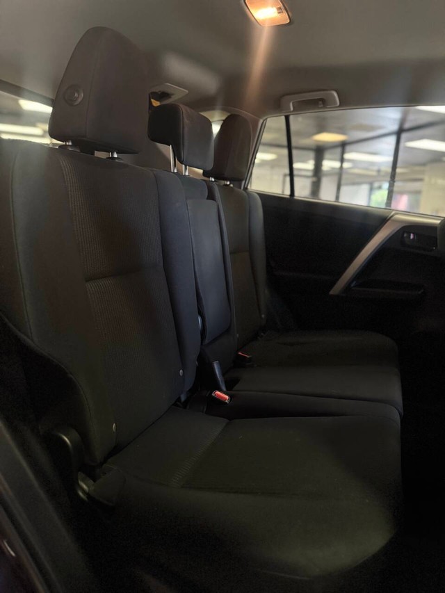 Toyota RAV4 Vehicle Full-screen Gallery Image 14