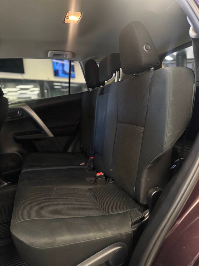 Toyota RAV4 Vehicle Full-screen Gallery Image 15