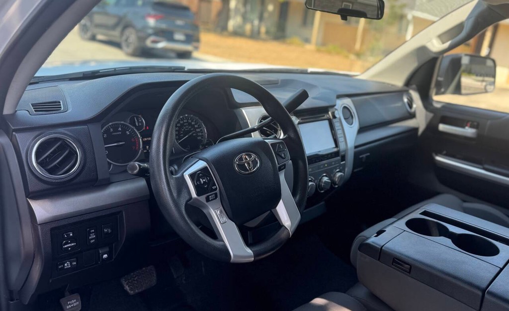 Toyota Tundra Vehicle Full-screen Gallery Image 18