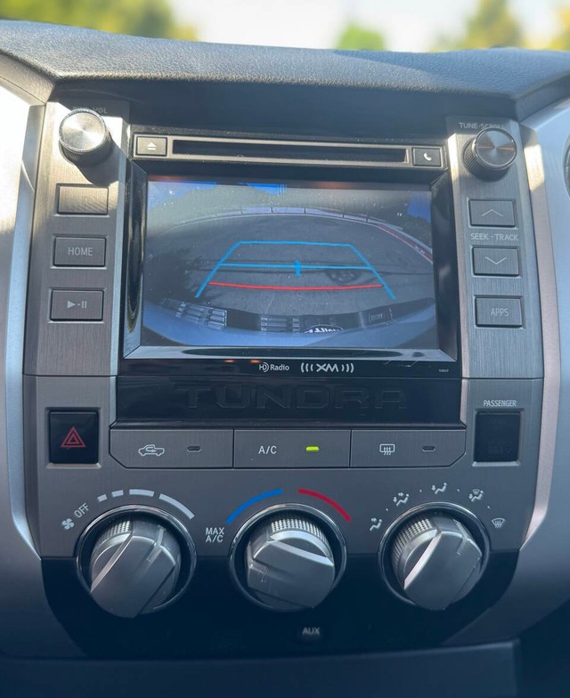 Toyota Tundra Vehicle Full-screen Gallery Image 17