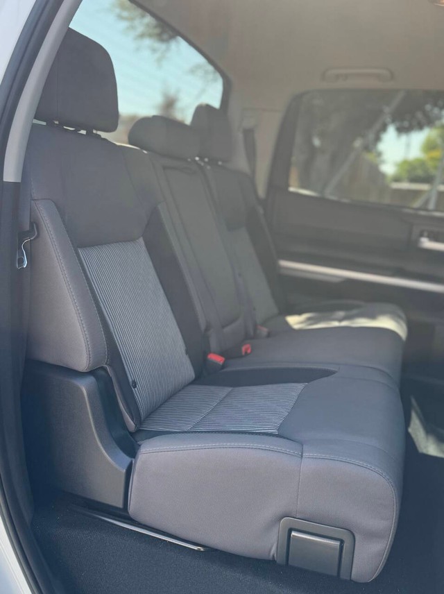 Toyota Tundra Vehicle Full-screen Gallery Image 21